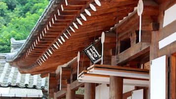 Un bâtiment japonais traditionnel, avec des poutres en bois et un toit recouvert de tuiles.