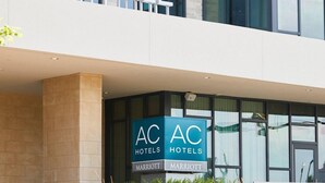 Un bâtiment moderne sur lequel on peut lire les inscriptions « HUNTSVILLE » et « AC HOTELS MARRIOTT », indiquant qu’il s’agit d’un hôtel Marriott.