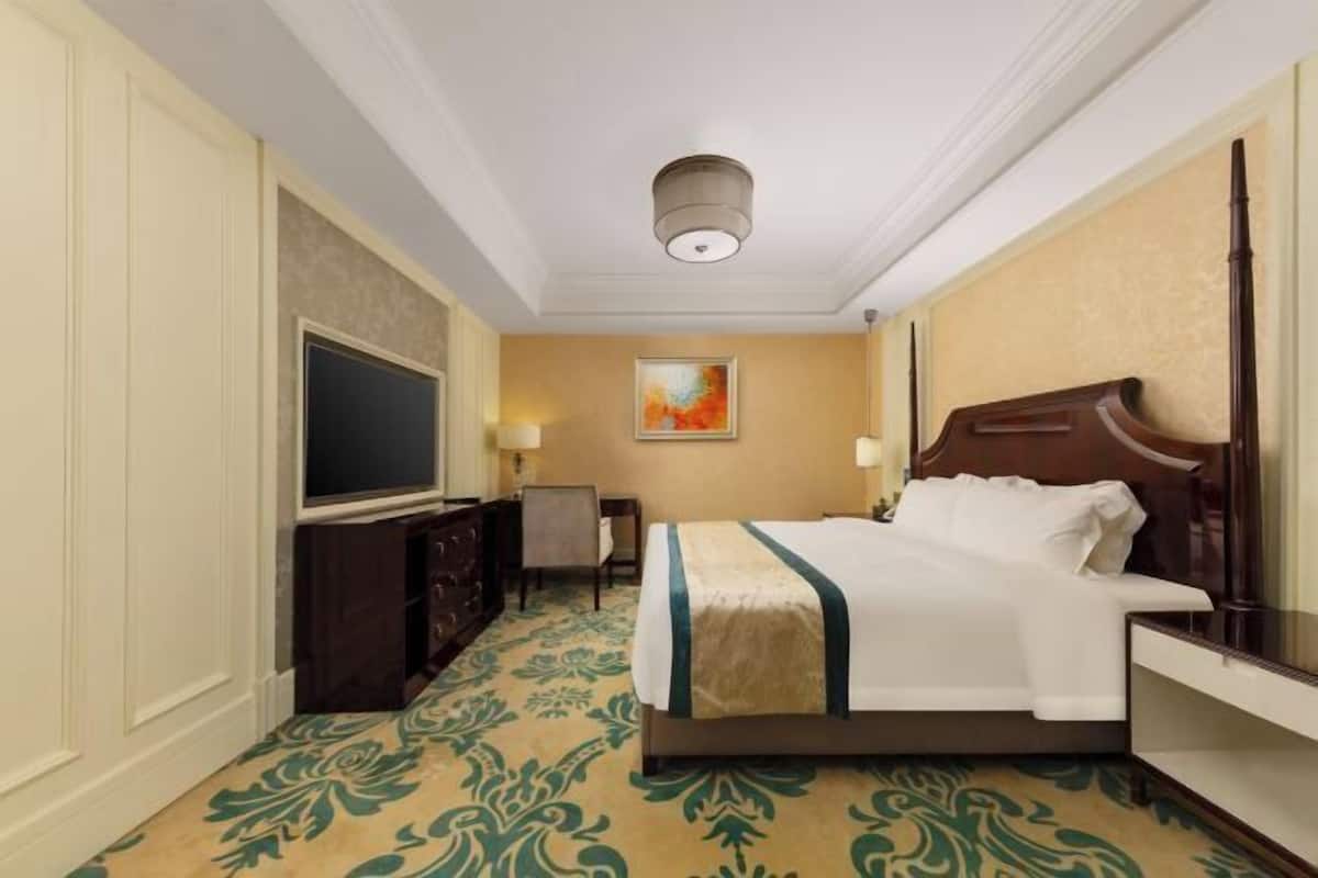Premium bedding, down comforters, pillowtop beds, in-room safe
