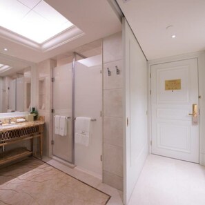 Dusche, kostenlose Toilettenartikel, Haartrockner, Hausschuhe