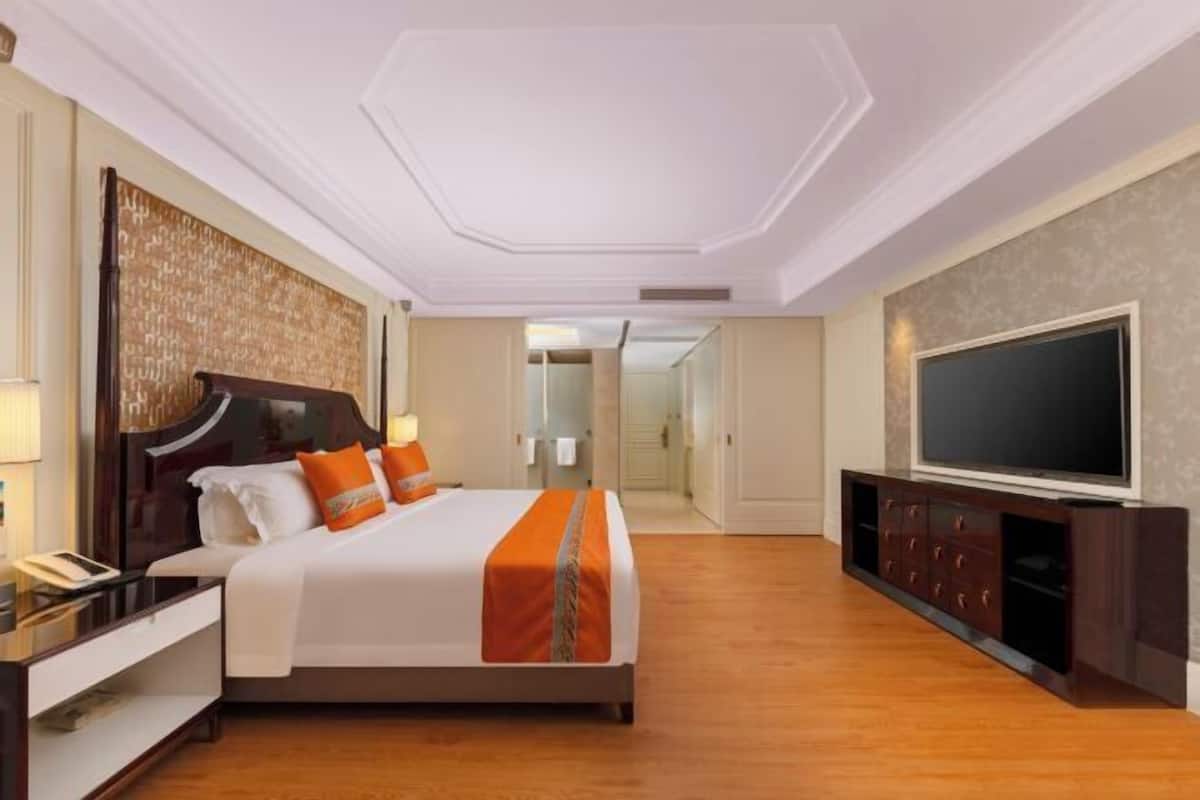Premium bedding, down comforters, pillowtop beds, in-room safe