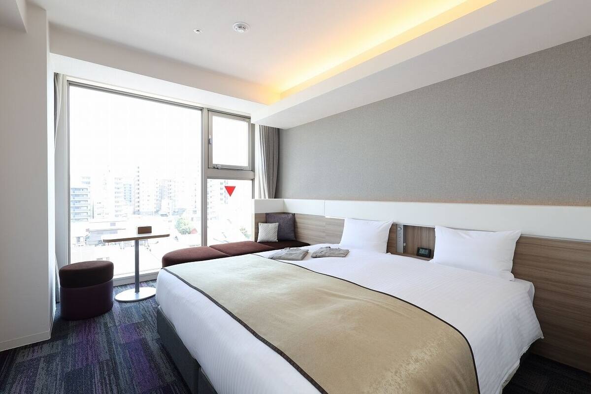 Kamar Double Premium | Meja kerja, tirai kedap cahaya, Wi-Fi gratis, dan seprai linen