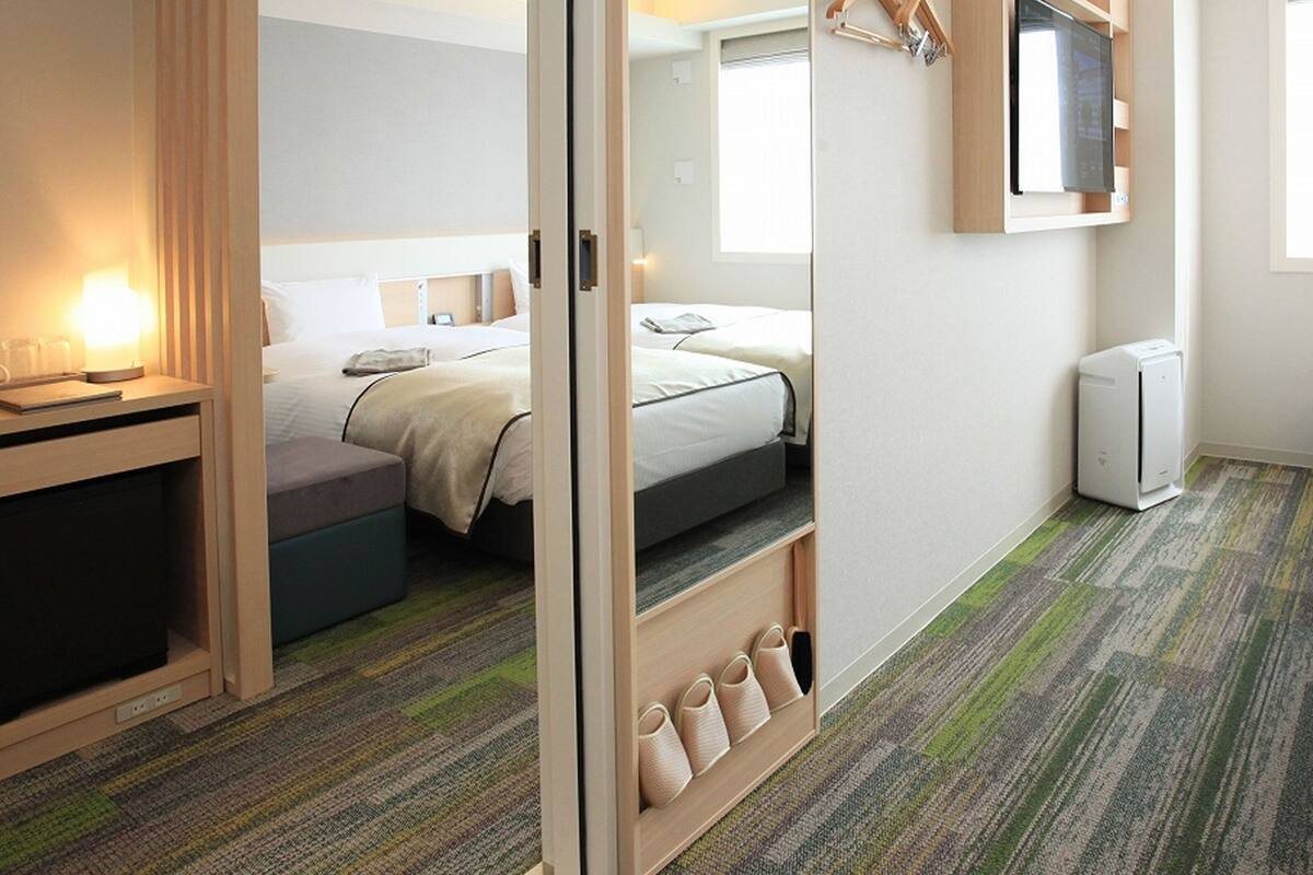 Kamar Quadruple | Meja kerja, tirai kedap cahaya, Wi-Fi gratis, dan seprai linen