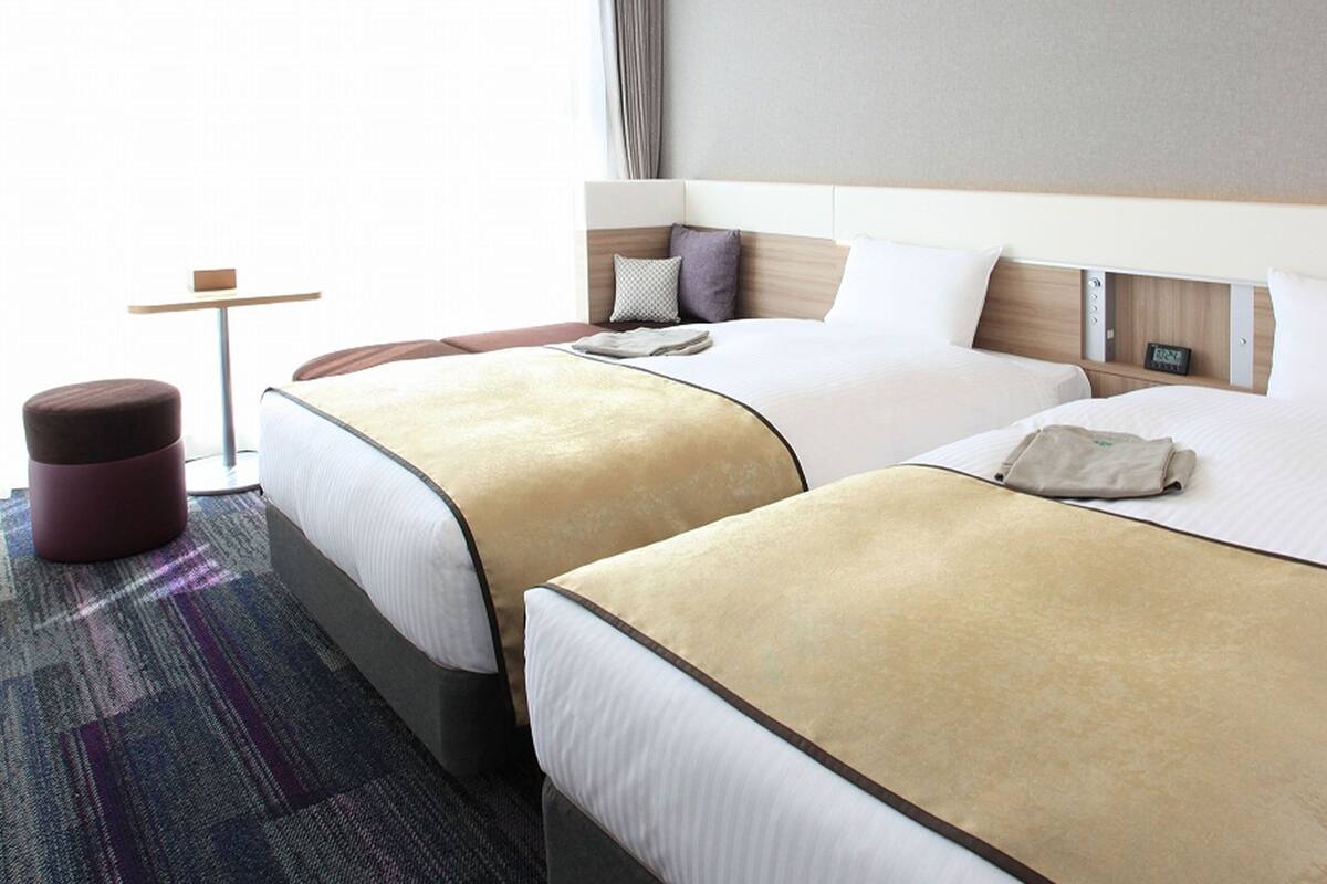 Kamar Twin Premium | Meja kerja, tirai kedap cahaya, Wi-Fi gratis, dan seprai linen