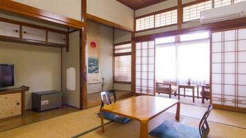 In-room safe, soundproofing, free WiFi, bed sheets