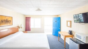 Superior Room, 1 King Bed | WiFi (free) - Royal Palm Motel (Tybee Island)