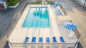 Outdoor pool - Royal Palm Motel (Tybee Island)