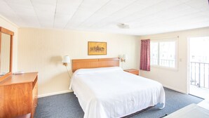 Superior Room, 1 King Bed | WiFi (free) - Royal Palm Motel (Tybee Island)