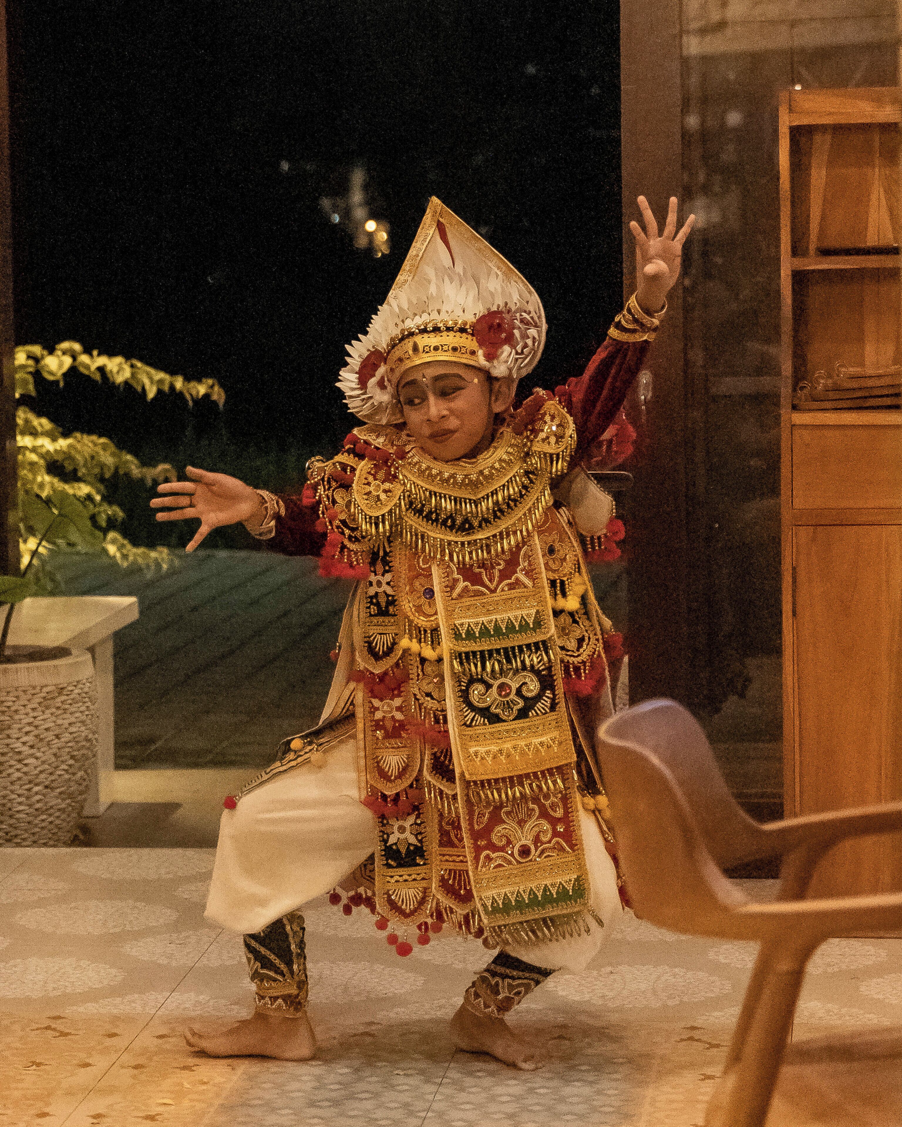 Una persona vestida con traje tradicional bailando.