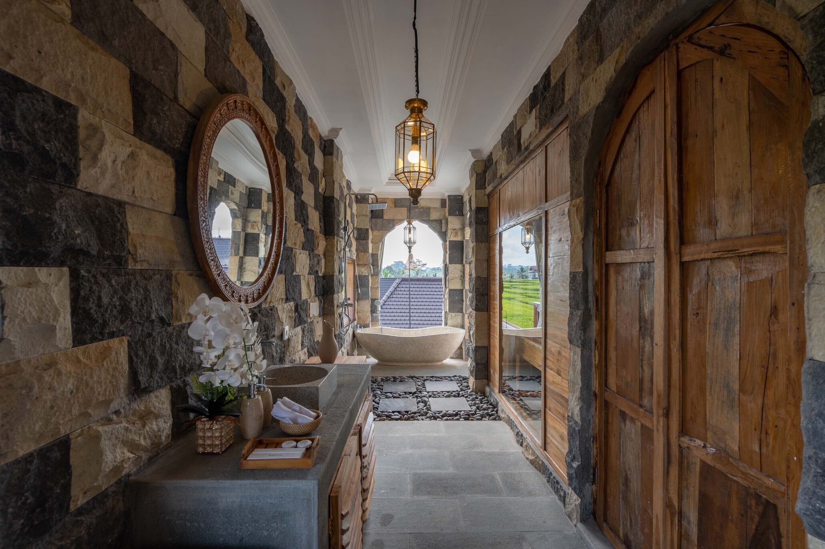 Suite – executive (Plunge Pool with Rice Field View) | Bad | Separat badekar og dusj, toalettartikler (inkludert) og hårføner