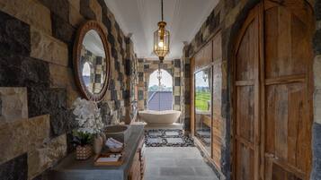 Executive-suite (Plunge Pool with Rice Field View) | Badeværelse | Separat badekar og bruser, gratis toiletartikler, hårtørrer, badekåber