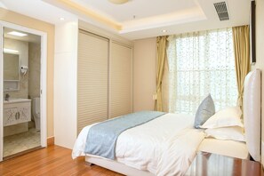 Cofres nos quartos, escrivaninha, cortinas blackout