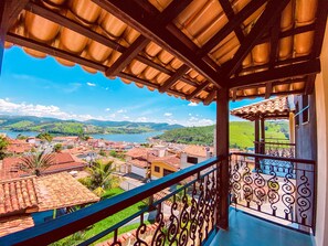 Superior-huone, parveke | Minibaari, työpöytä, pimennysverhot, äänieristys