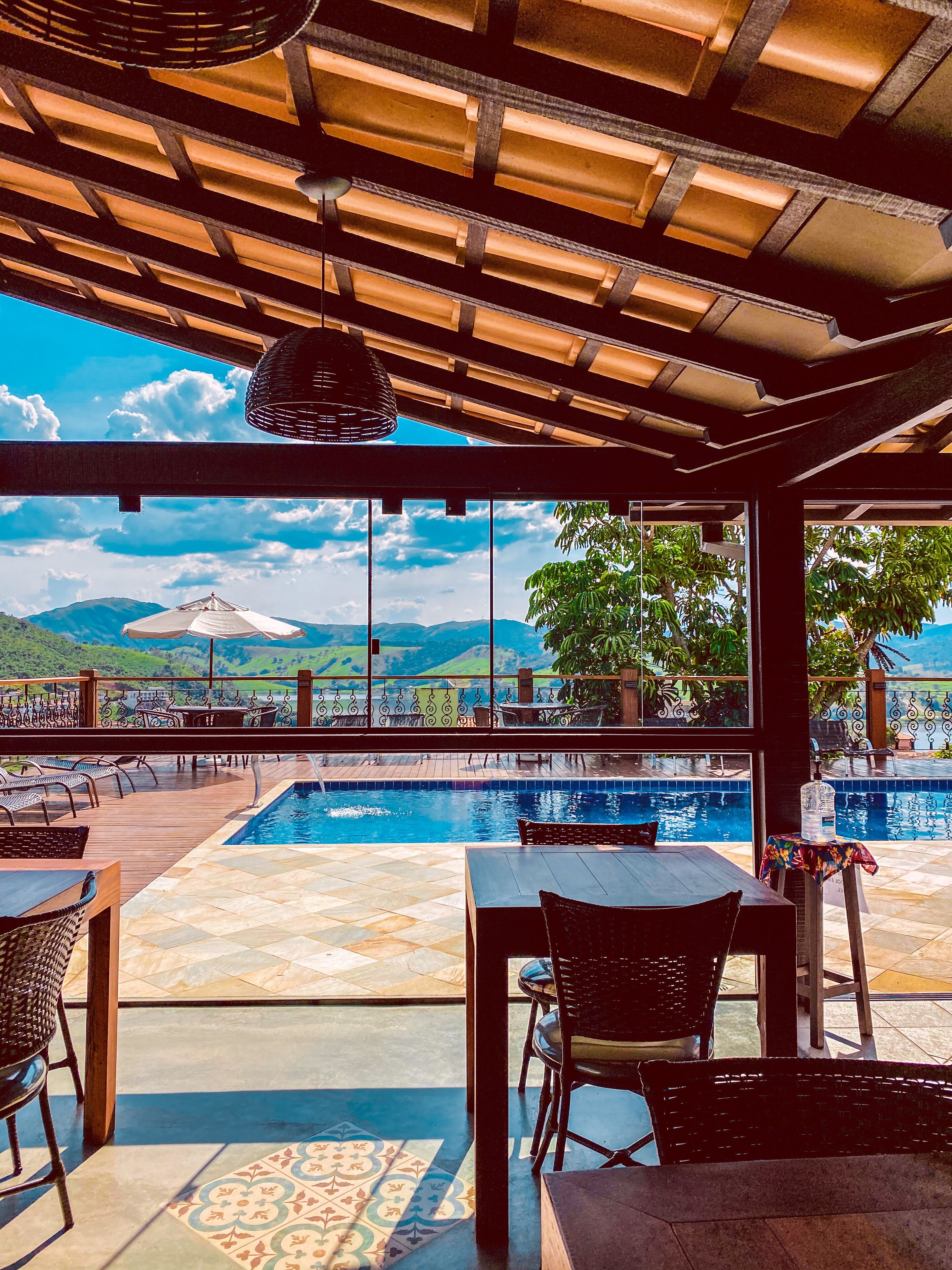 Piscina externa, espreguiçadeiras