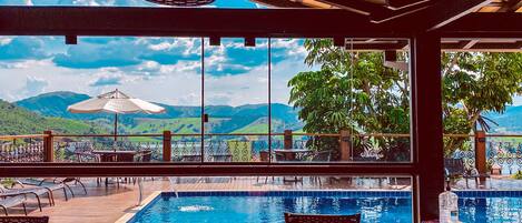 Piscina externa, espreguiçadeiras