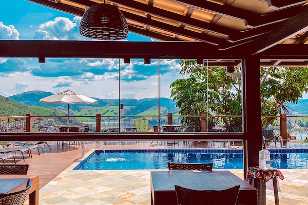 Una piscina al aire libre, tumbonas