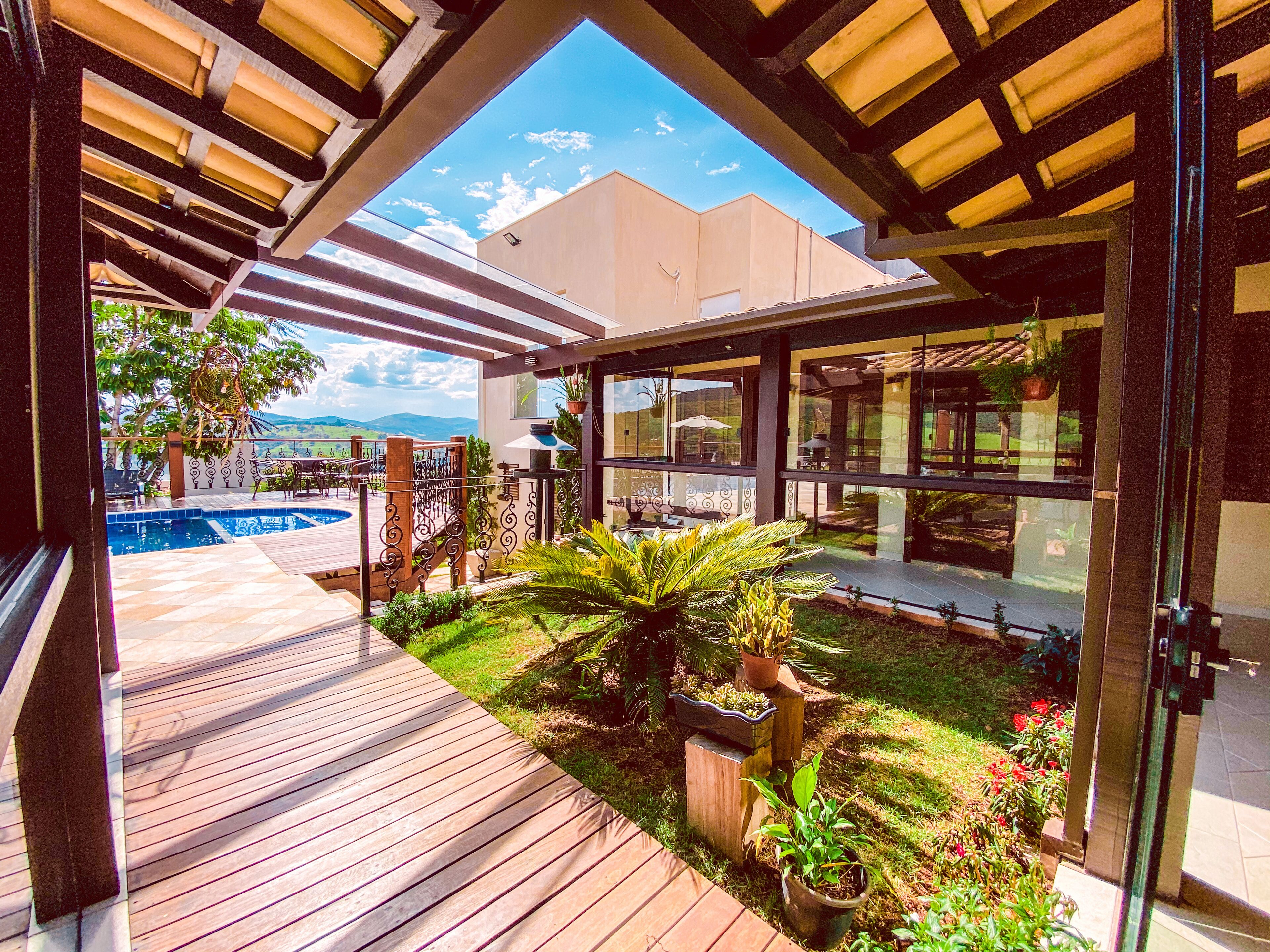 Piscina externa, espreguiçadeiras