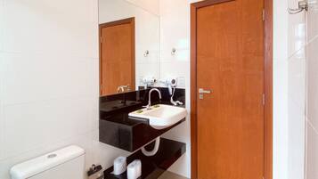 Pancuran mandi, kelengkapan dandanan diri berjenama, tuala disediakan