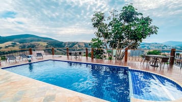 Kolam renang terbuka, kerusi lepak pantai