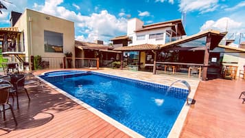 Kolam renang terbuka, kerusi lepak pantai