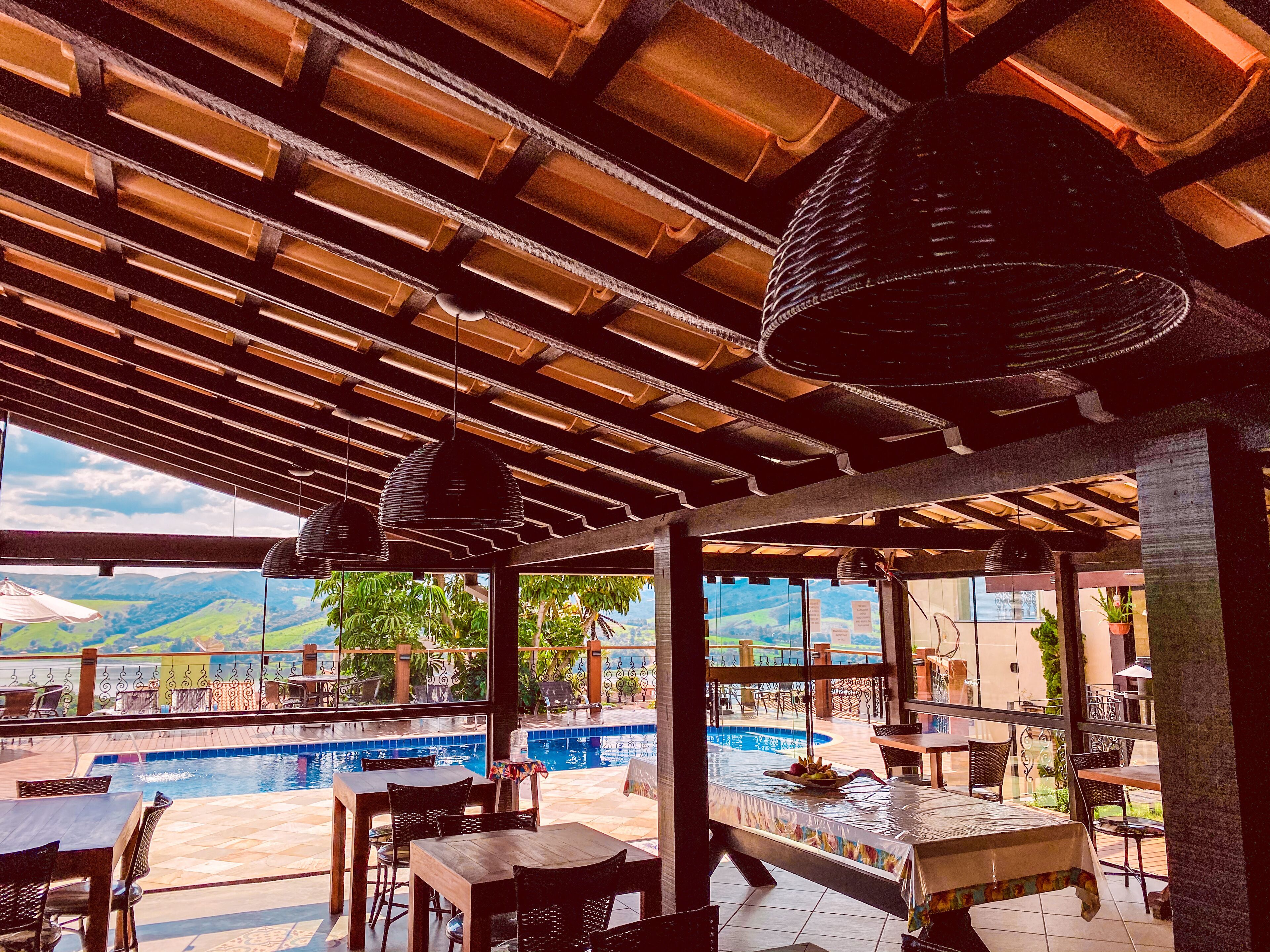 Piscina externa, espreguiçadeiras