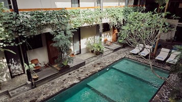 Piscina externa, espreguiçadeiras