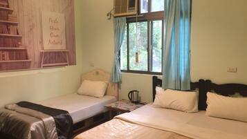 Triple Room | Desk, soundproofing