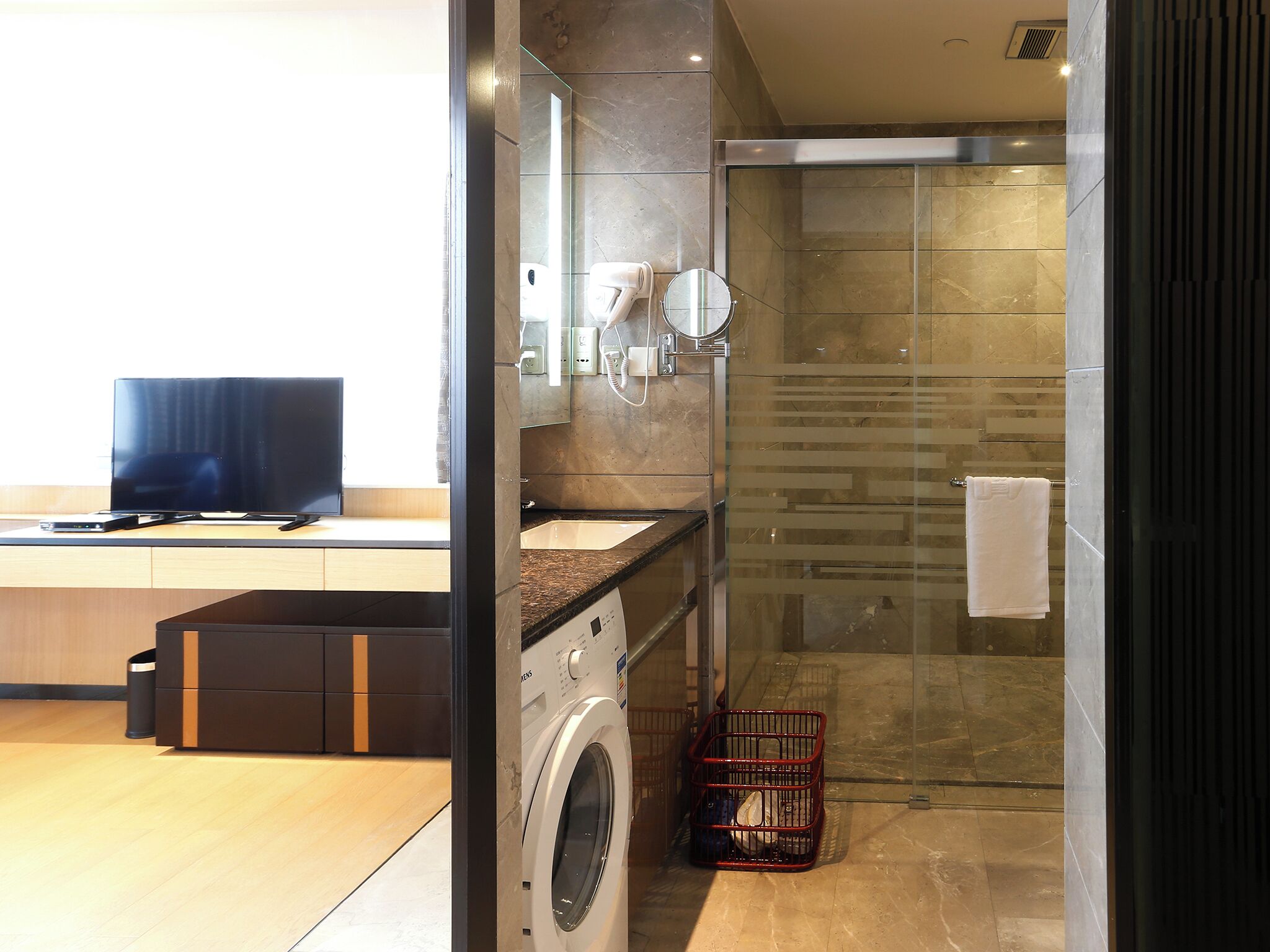 Deluxe Studio with Queen Bed (Free Shuttle in Canton Fair) | Bathroom | Shower, free toiletries, hair dryer, bathrobes