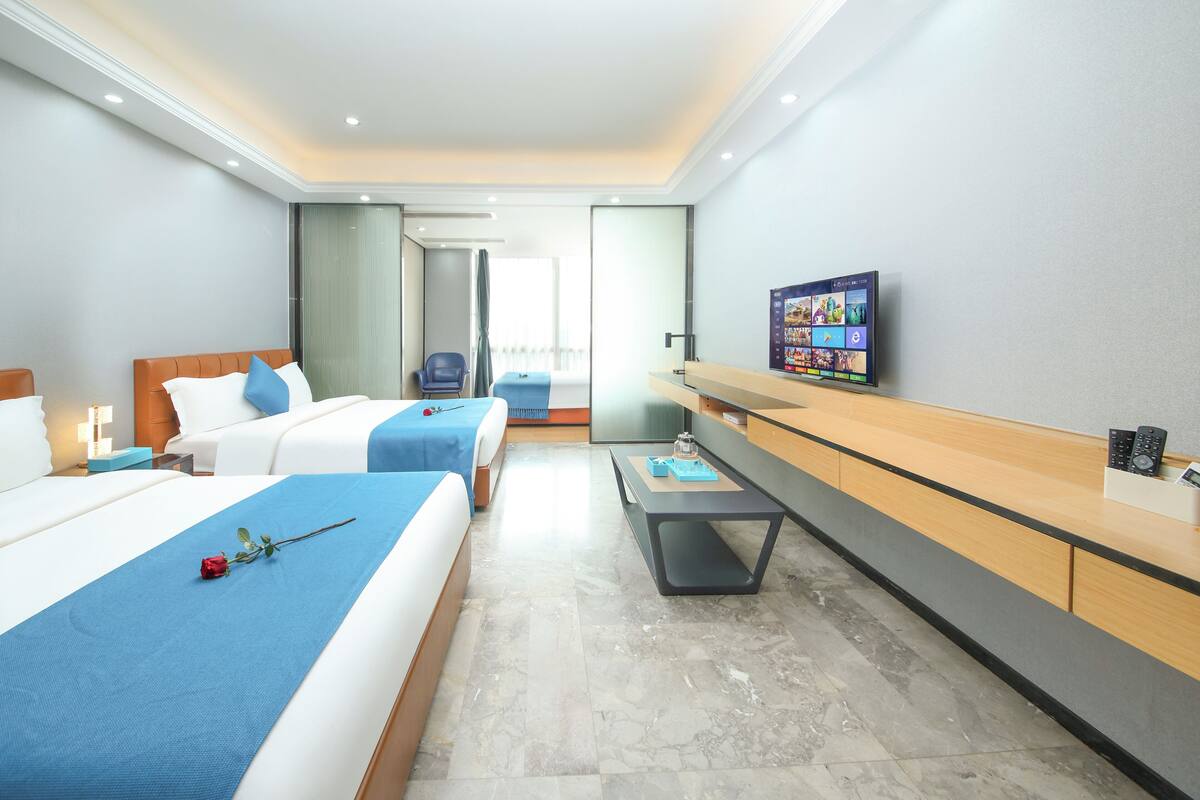 ห้องดีลักซ์ทริปเปิล | เครื่องนอนระดับพรีเมียม, ผ้านวมขนเป็ด, เตียงพร้อมฟูกเสริมที่นอน
