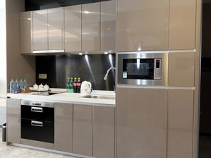 Deluxe driepersoonskamer | Privékeuken | Een koelkast, een microgolfoven, een kookplaat, een espressoapparaat