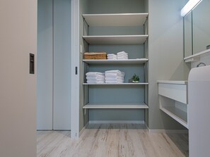 Baignoire et douche séparées, articles de toilette gratuits