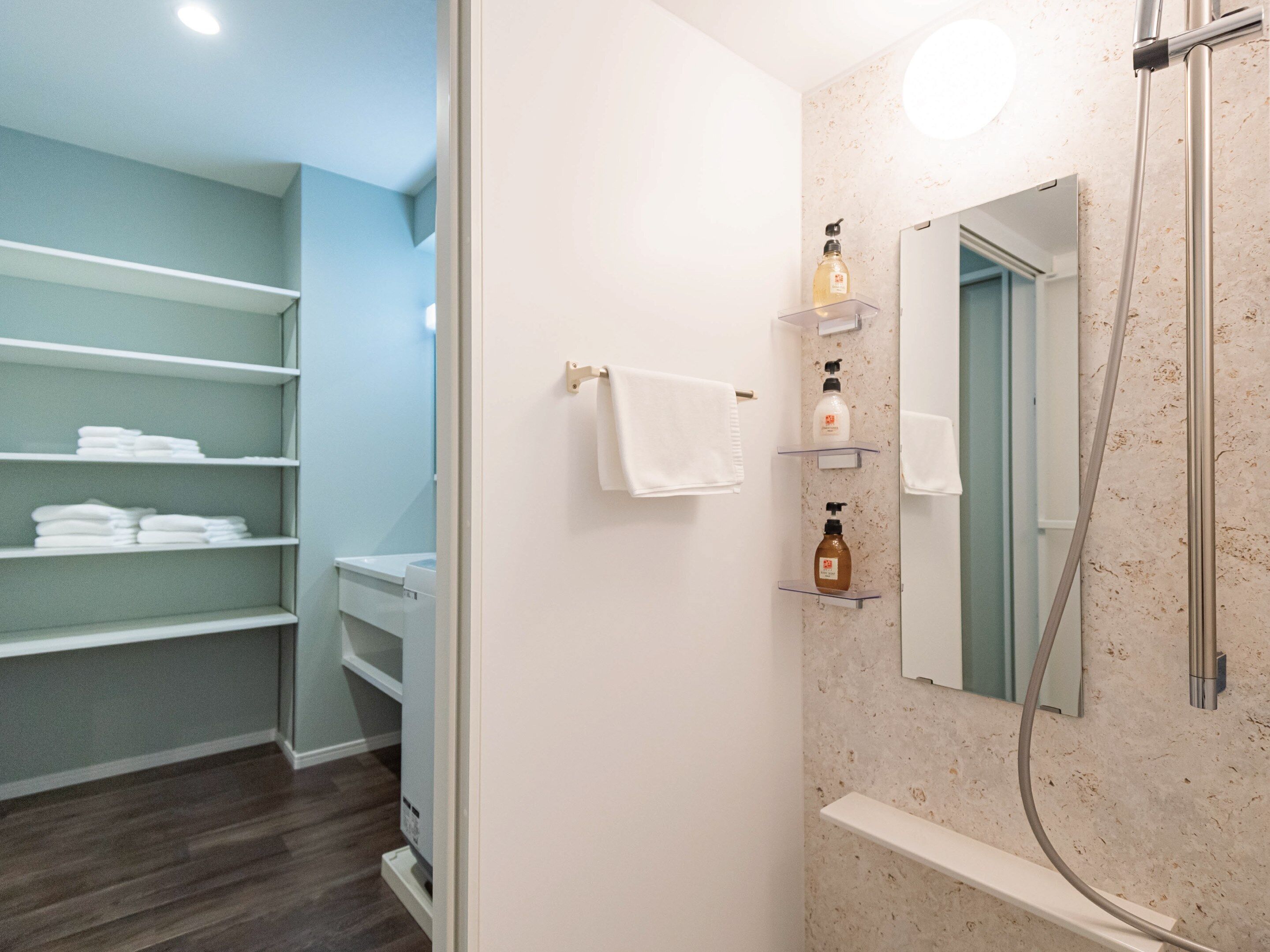 Een aparte badkuip en douche, gratis toiletartikelen, een haardroger