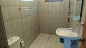 Un bany petit amb vàter, rentapel i plat de dutxa.