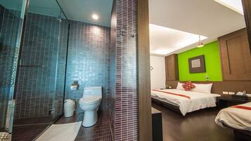 Habitación cuádruple | Baño | Regadera, secadora de cabello, toallas, jabón