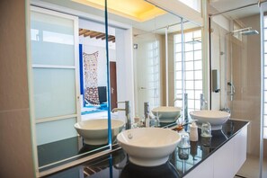 Quadruple Room | Bathroom | Shower, hair dryer, towels, soap - HI One One (Magong)