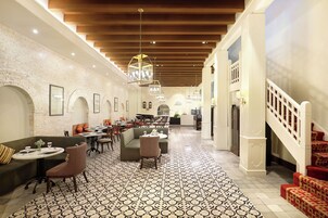 供应早餐、午餐和晚餐