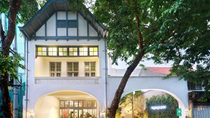 A traditional building with a sign reading "N.Y. HANDEL THE HUAT GOIN". - Kokoon Hotel Surabaya (Surabaya)
