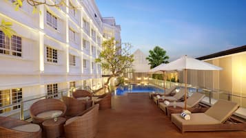 Una piscina al aire libre (de 06:00 a 20:00), tumbonas