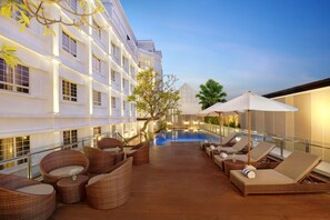 Outdoor pool, open 6:00 AM to 8:00 PM, pool umbrellas, pool loungers - Kokoon Hotel Surabaya (Surabaya)