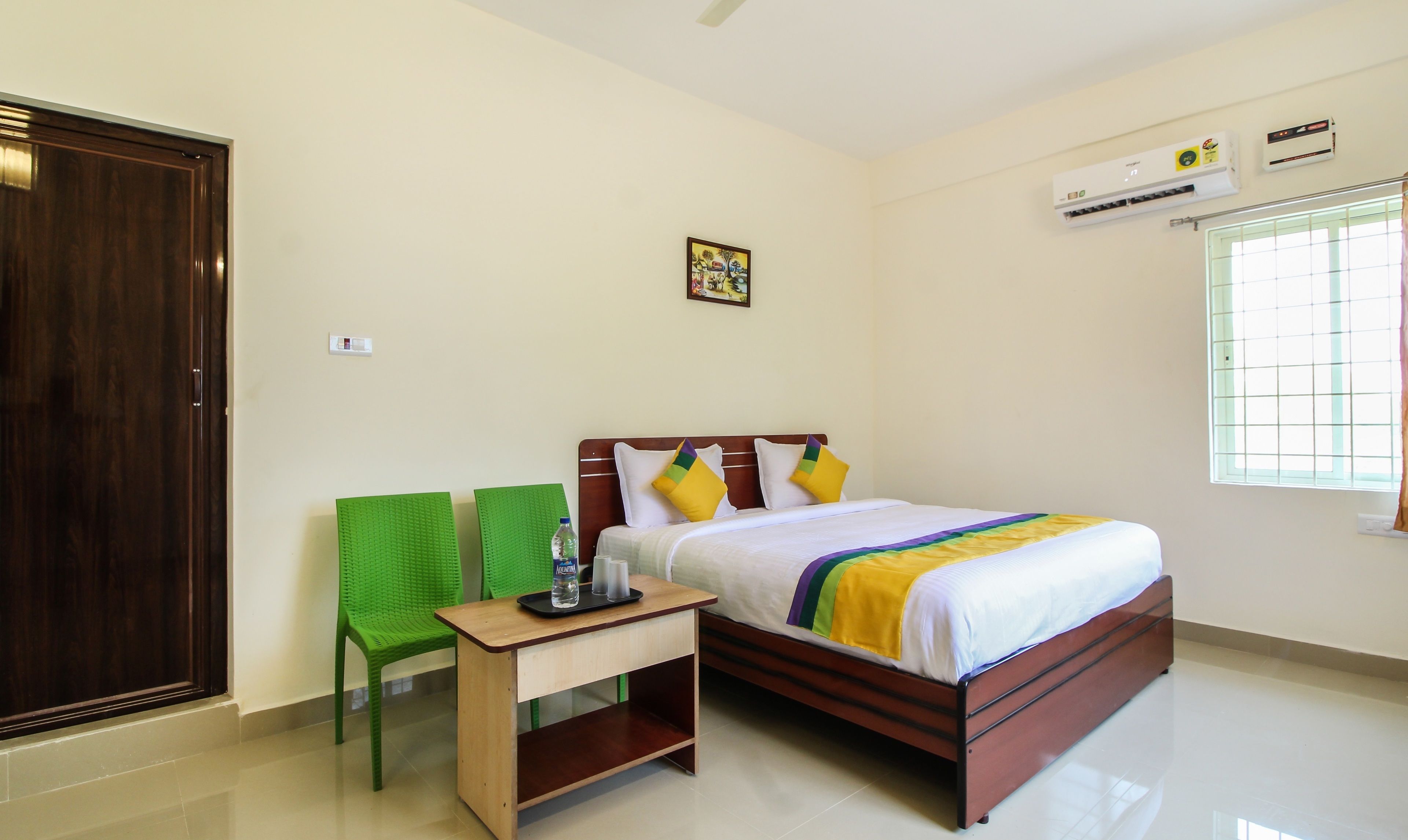 Deluxe Room | Desk, iron/ironing board, rollaway beds, free WiFi