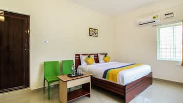 Kamar Deluks | Meja kerja, setrika/meja setrika, dan tempat tidur lipat/tambahan