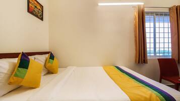 Kamar Standar | Meja kerja, setrika/meja setrika, dan tempat tidur lipat/tambahan