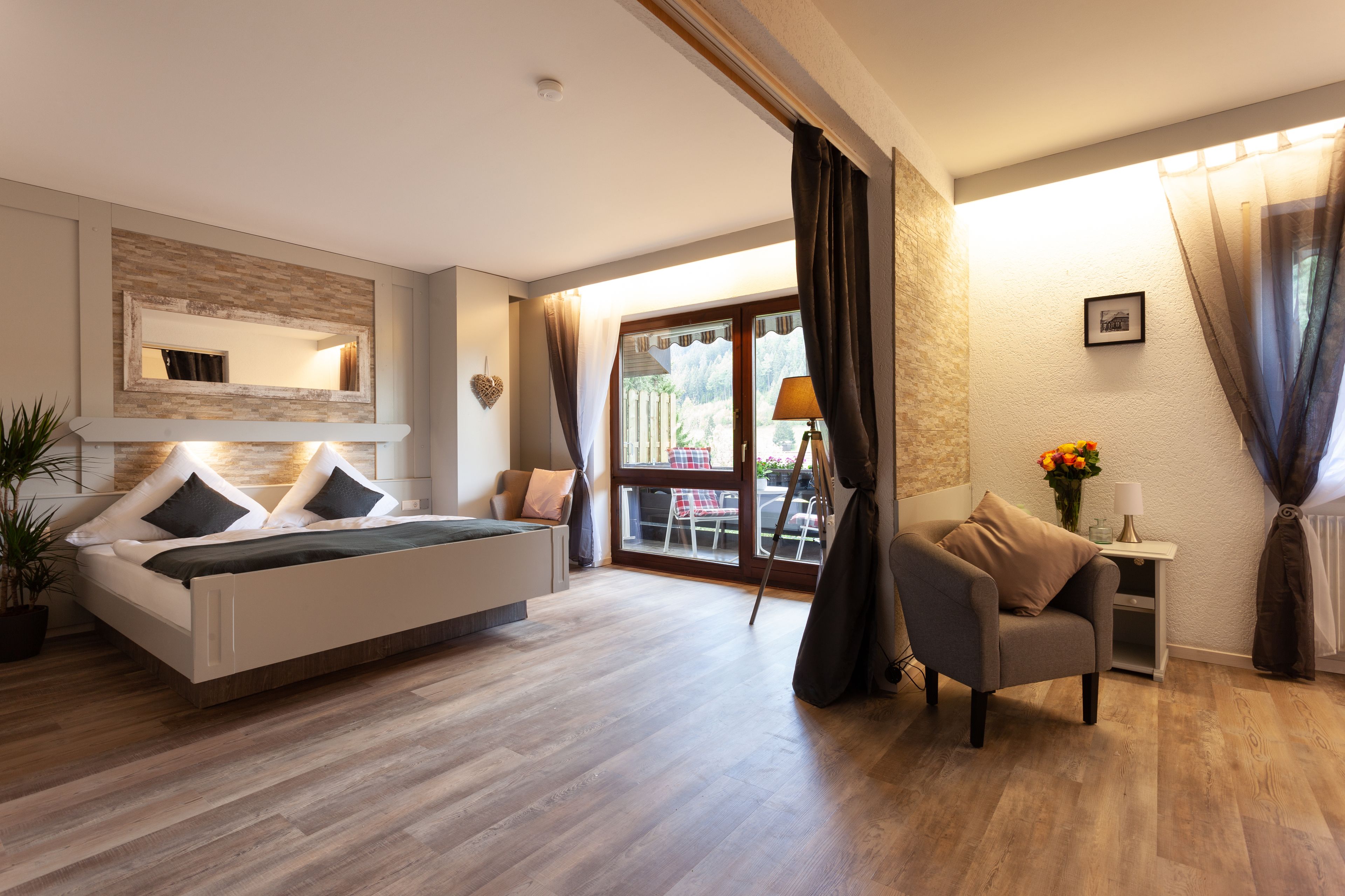 Habitación familiar, balcón, vista a la montaña | Minibar, caja de seguridad en la habitación y cortinas blackout 