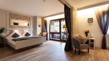 Familienzimmer, Balkon, Bergblick | 1 Schlafzimmer, Minibar, Zimmersafe, Verdunkelungsvorhänge