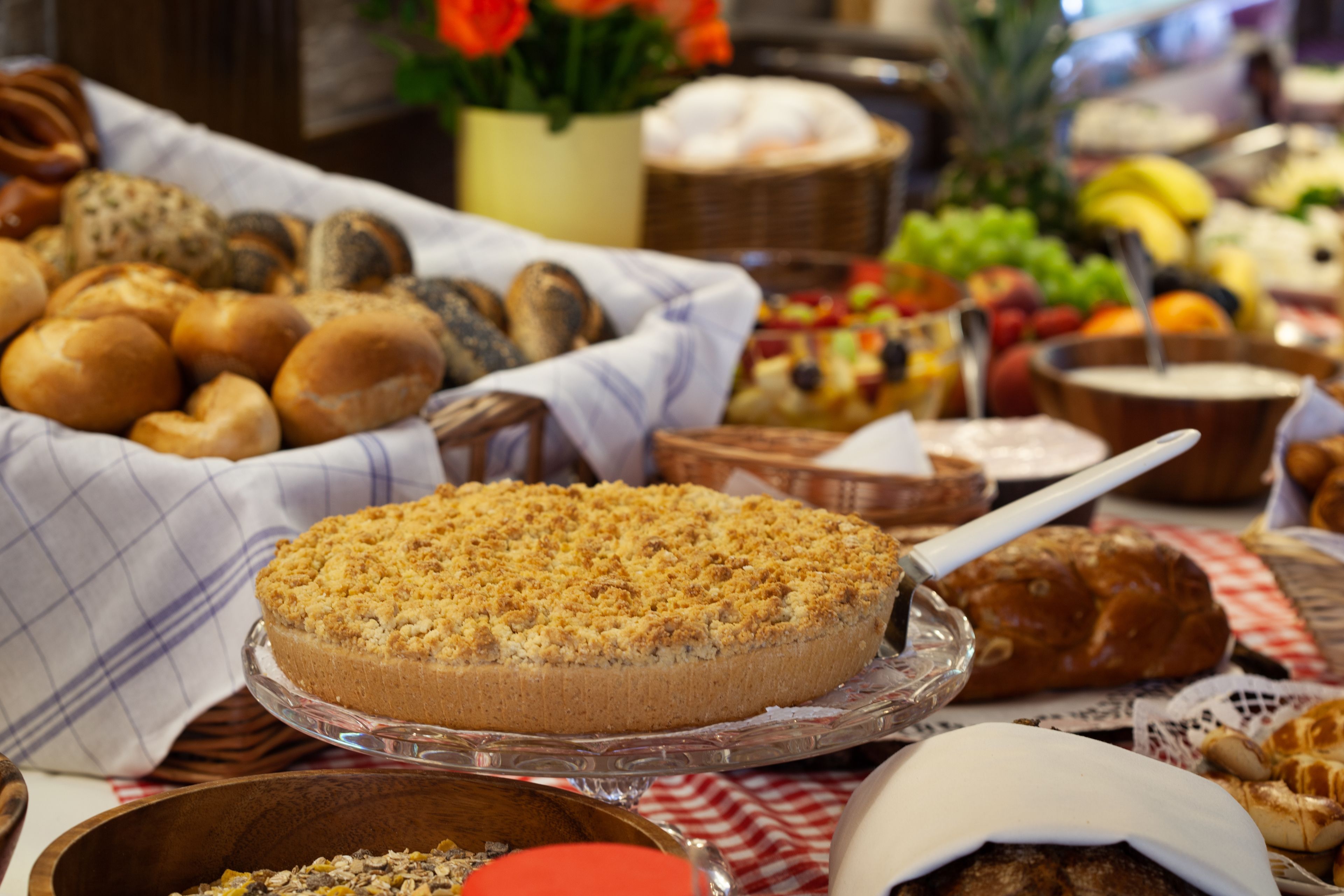 Ein Buffet mit verschiedenen Backwaren, darunter Brot, Gebäck und Kuchen.