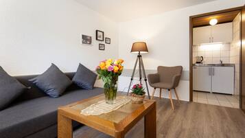 Familienzimmer, Balkon, Bergblick | Wohnbereich | Smart-TV, Netflix