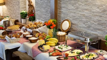 Bữa sáng buffet hàng ngày (12.50 EUR/mỗi người)