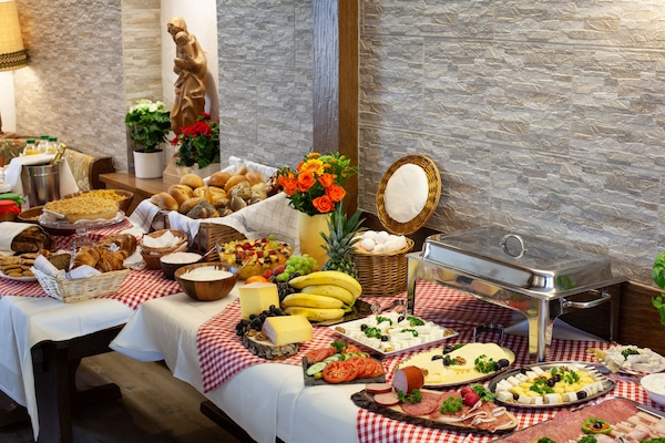 Colazione a buffet, servita tutte le mattine (12.50 EUR a persona)
