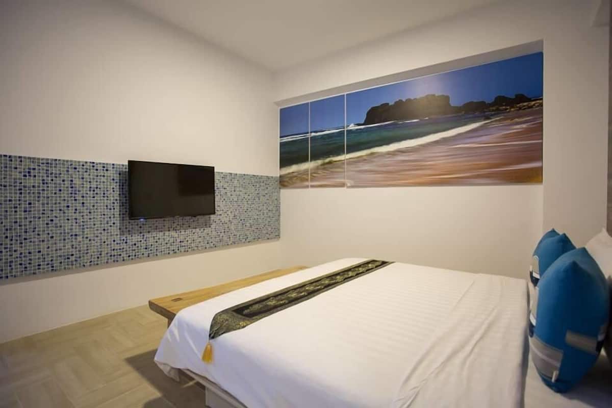 Kamar Double Comfort | Meja kerja, tirai kedap cahaya, dan tempat tidur lipat/tambahan