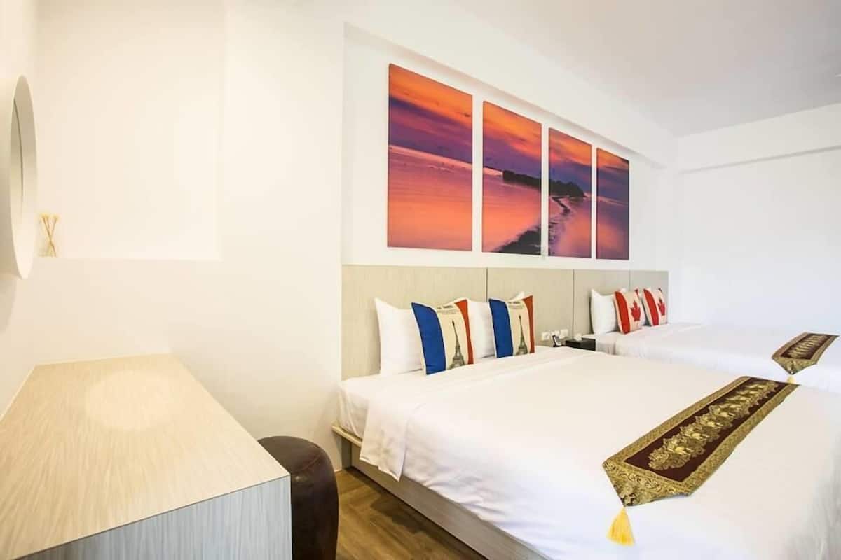 Kamar Quadruple | Meja kerja, tirai kedap cahaya, dan tempat tidur lipat/tambahan